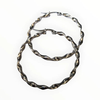 Een paar zilveren en gouden oorbellen