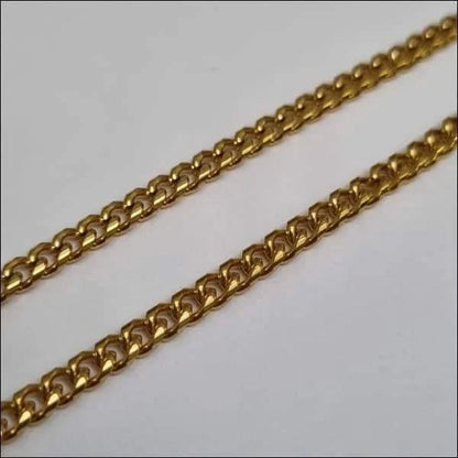 Een gouden ketting met een dikke schakel