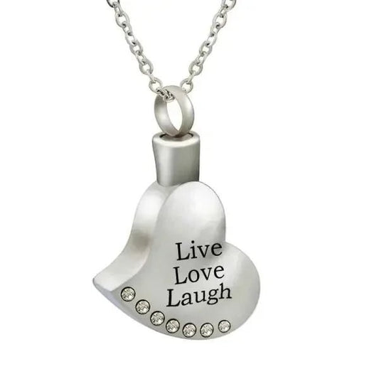 Een zilveren hart hanger met de woorden live laugh