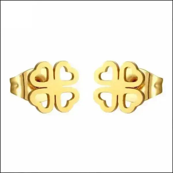 Gouden klavertjevier oorbellen met hartvormige bloemblaadjes.