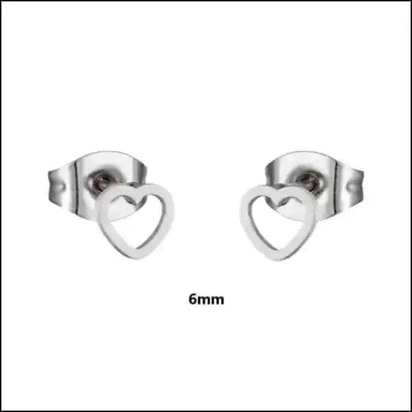 Eenvoudige hartvormige zilveren oorbellen.