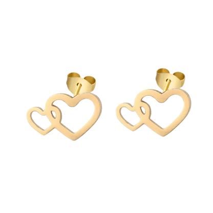 Goudkleurige hartvormige oorbellen met in elkaar grijpend dubbel hart ontwerp.