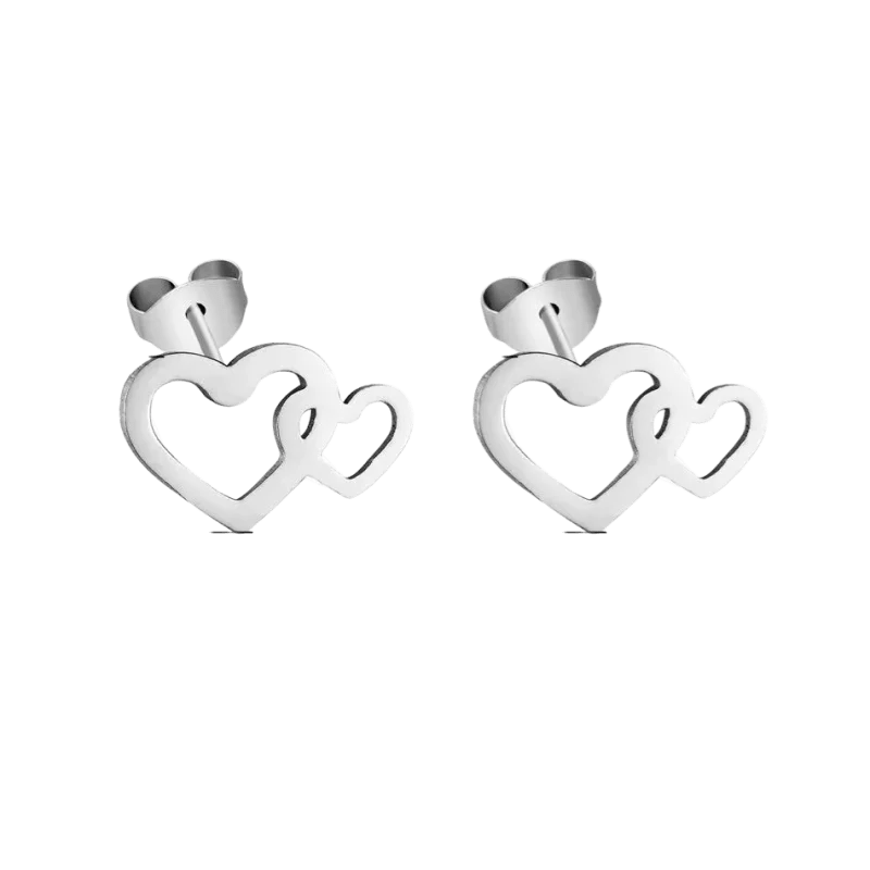 Zilveren oorbellen met in elkaar grijpende hartmotieven.