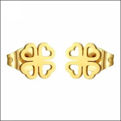 Gouden klavertjevier oorbellen met hartvormige bloemblaadjes.