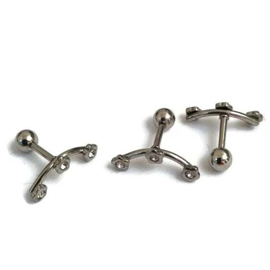 Twee paar zilveren manchetknopen met diamanten erop