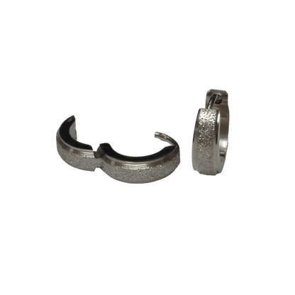 Een paar zilverkleurige hoepeloorbellen met een gestructureerd, glinsterend oppervlak.