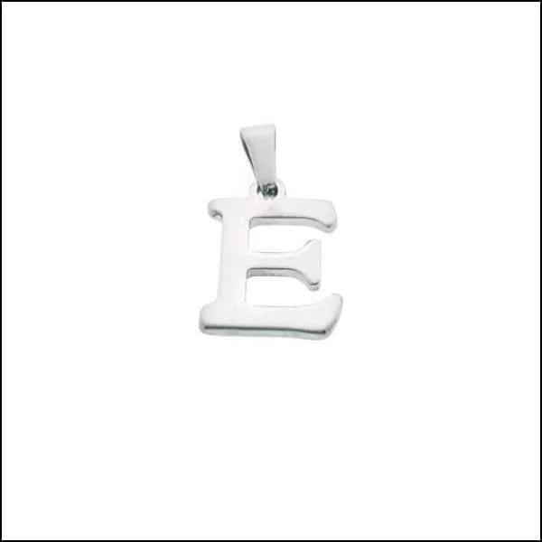 Een zilveren hanger met de letter e erop