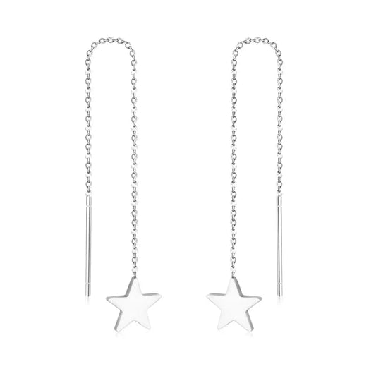 Een paar zilveren oorbellen met een ster aan de achterkant