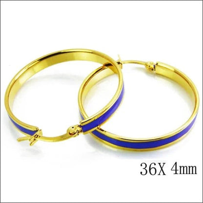 Een paar gouden hoepeloorbellen met blauw glazuur
