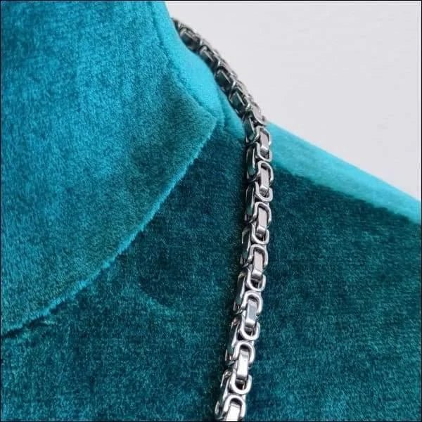 Een zilveren ketting op groen fluweel