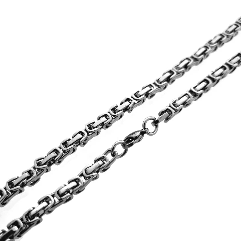 Een zwarte ketting met een zilveren schakel