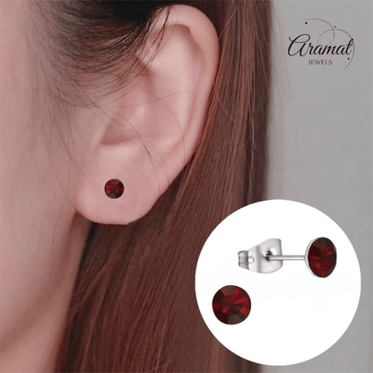 Stalen Kristal Oorbellen met donkerrood steentje – Zilverkleur – 5mm - Aramat Jewels - Oorbellen - cadeautip