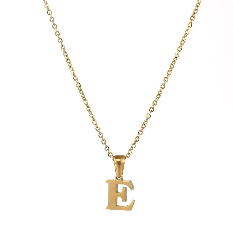 Goudkleurige letter ’E’ hanger ketting aan een delicate ketting.