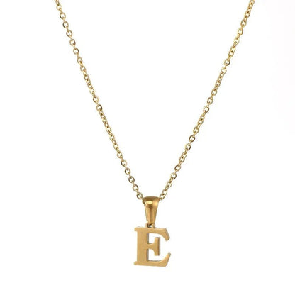 Goudkleurige letter ’E’ hanger ketting aan een delicate ketting.