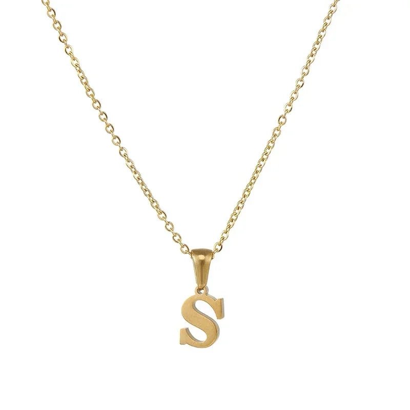 Goudkleurige letter ’S’ hanger ketting aan een delicate ketting.