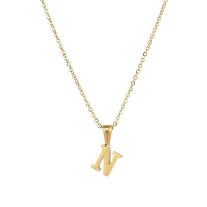 Goudkleurige letter ’N’ hanger ketting aan een delicate ketting.