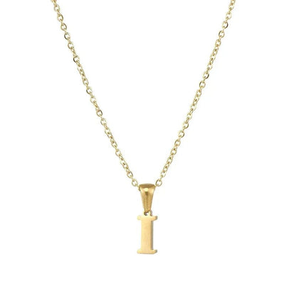 Hanger van goudkleurige kleine letter ’i’ aan een delicate ketting.