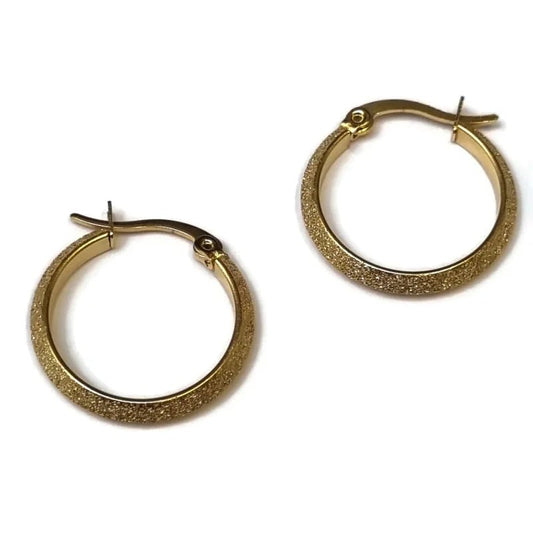 Een paar gouden hoepeloorbellen