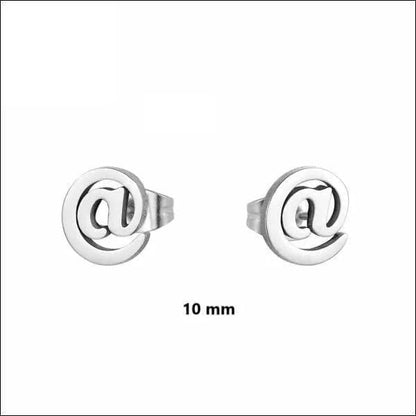 Een paar zilveren oorbellen met een cirkelvormig ontwerp