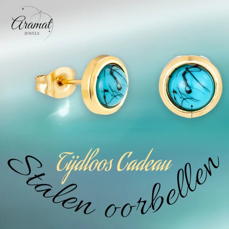 Turquoise oorbellen met gouden rand.