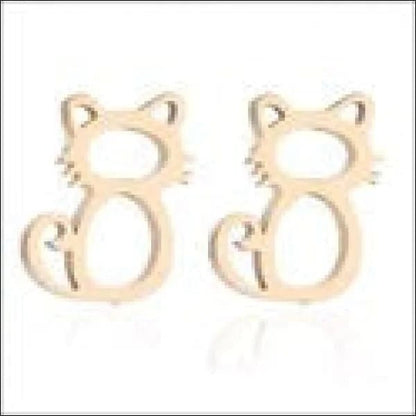 Een paar gouden oorbellen met een kattengezichtje