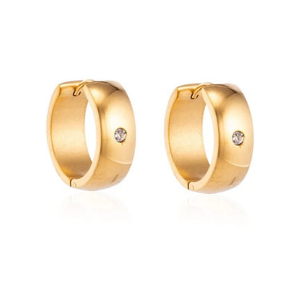 Een paar gouden hoepeloorbellen met diamanten