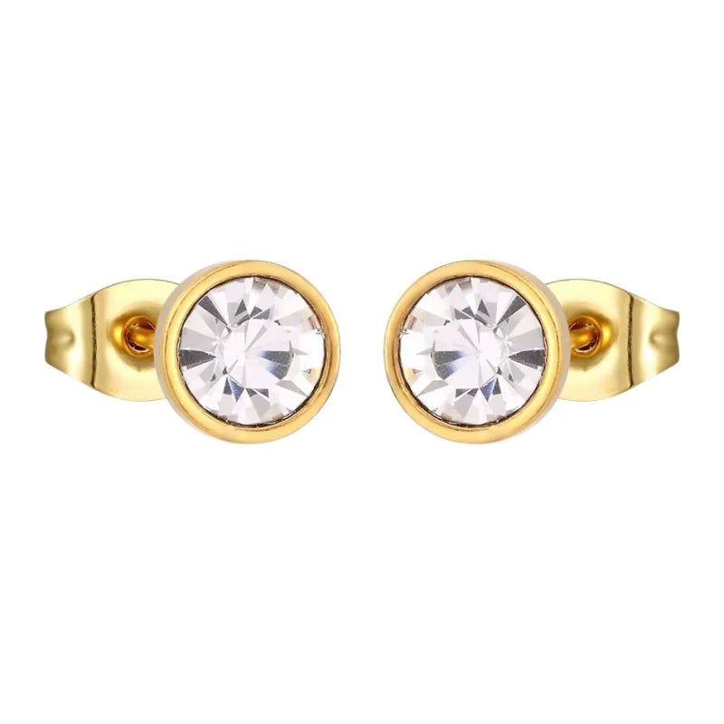 Gouden oorbellen met ronde kristallen in het midden.