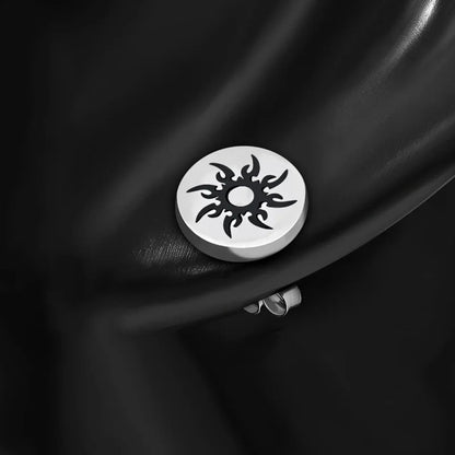 Een close-up van een ring met een zon erop