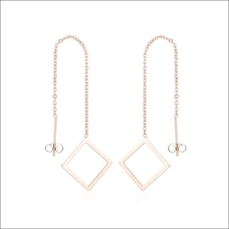 De oorbellen zijn gemaakt van goud en zilver