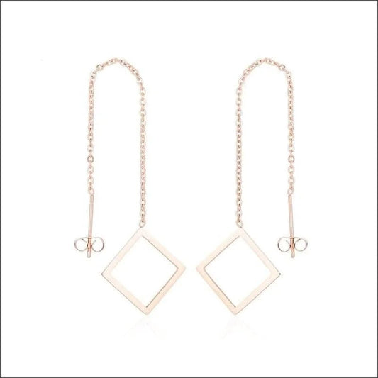 De oorbellen zijn gemaakt van goud en zilver