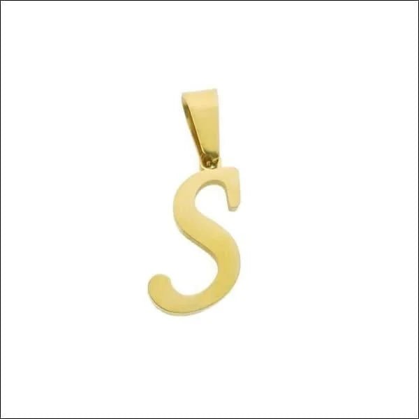 Een gouden hanger met de letter s erop