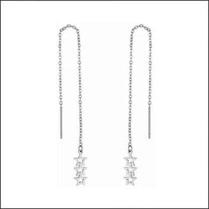 Een paar zilveren oorbellen met sterren erop