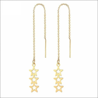 Een paar gouden oorbellen met sterren aan de onderkant
