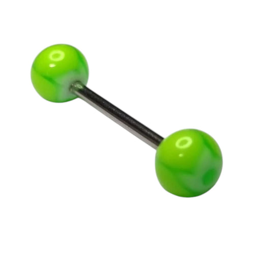 Een paar groene plastic ballen op een witte achtergrond