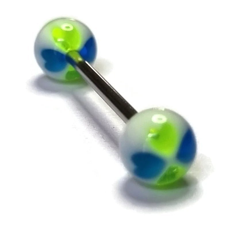 Een paar groene en blauwe ballen op een witte achtergrond