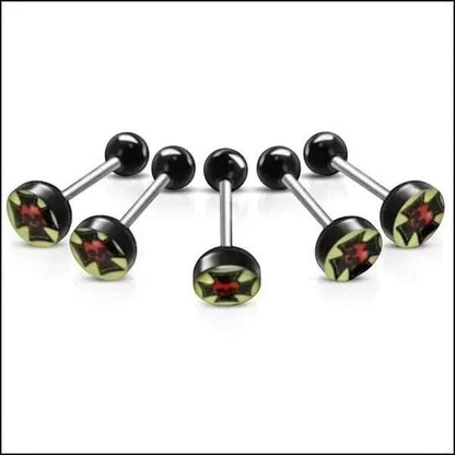 Een set van zes zwarte en groen gekleurde chirurgische piercings