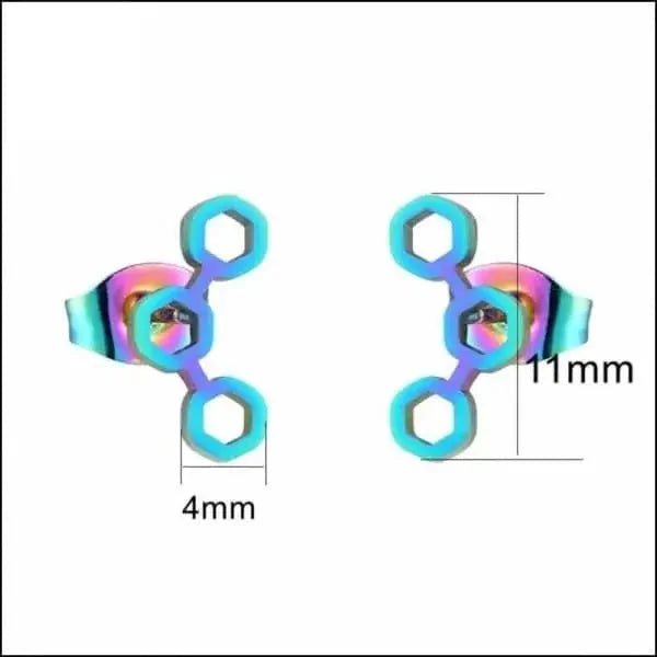 Een paar blauwe en roze metalen oorbellen