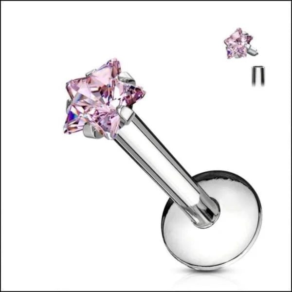 Een paar roze kastjes staan in een zilveren bol