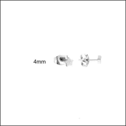 Een paar oorbellen met een kleine diamant