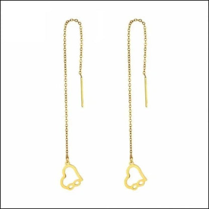 Een paar gouden oorbellen met een ketting