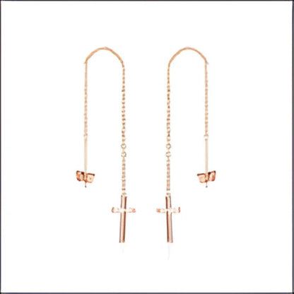 Een paar oorbellen met een ketting en een staafje