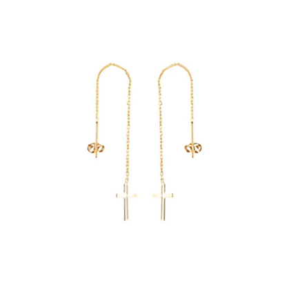 Een paar gouden oorbellen met een ketting en een kleine bea