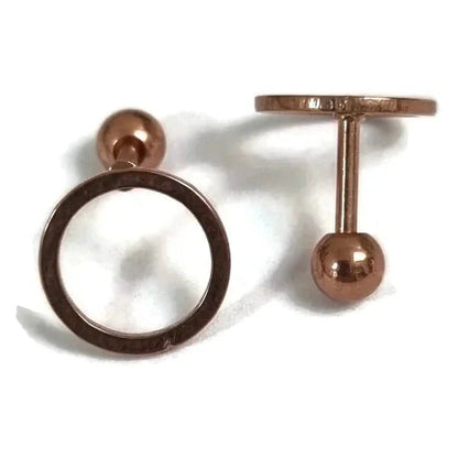 Een paar koperkleurige oorbellen