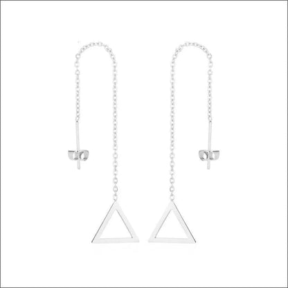 Een paar zilveren oorbellen met een driehoek aan de voorkant