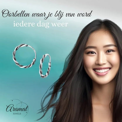 Zilveren gedraaide hoepeloorbellen.