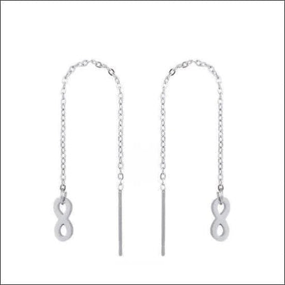 Een paar zilveren oorbellen met een ketting en een haakje