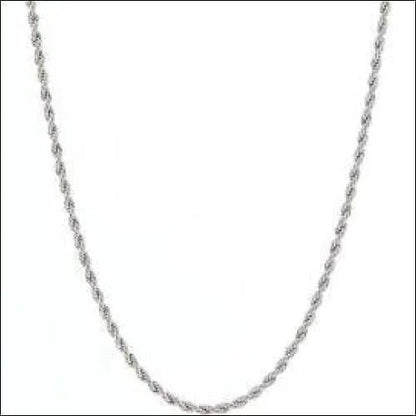 Een zilveren ketting met een draaiend ontwerp