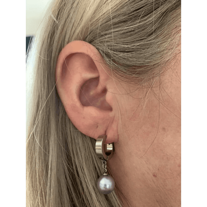 Een vrouw met blond haar en een paar oorbellen