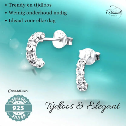 Zilveren oorbellen met kristallen.