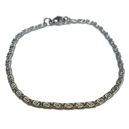 Een zilveren armband met een keltisch ontwerp